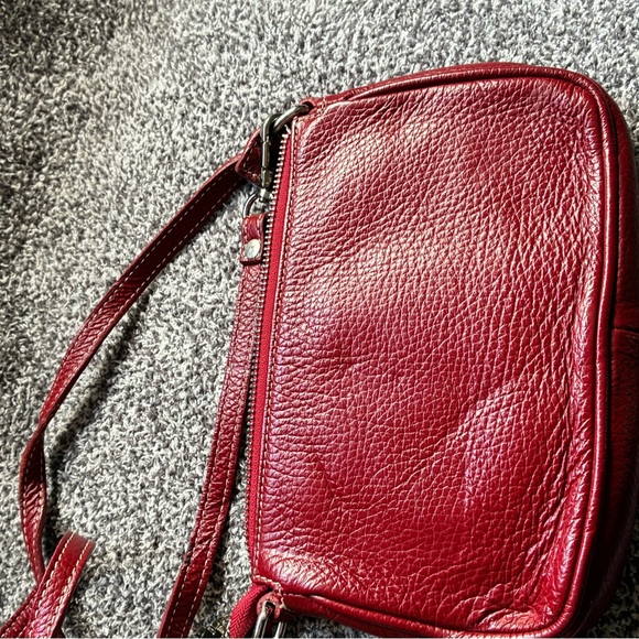 Elegant Red Leather Crossbody Bag - Picture 6 of 8